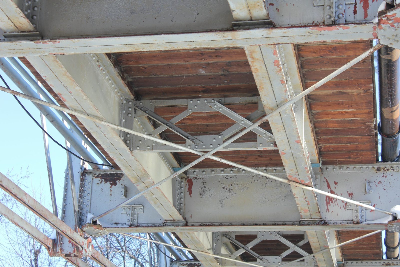 Details of mid-panel floorbeam